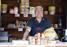 Nacho Nuevo, en su puesto dela feria de Candás.