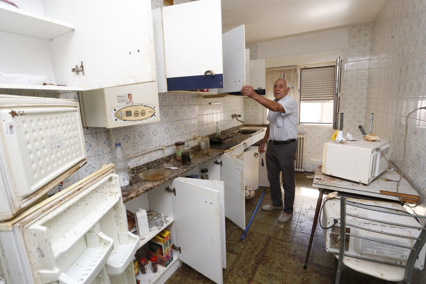 Salvador Zapico muestra el lamentable estado de la cocina. Hay suciedad en cada rincón y el fregadero está incendiado.