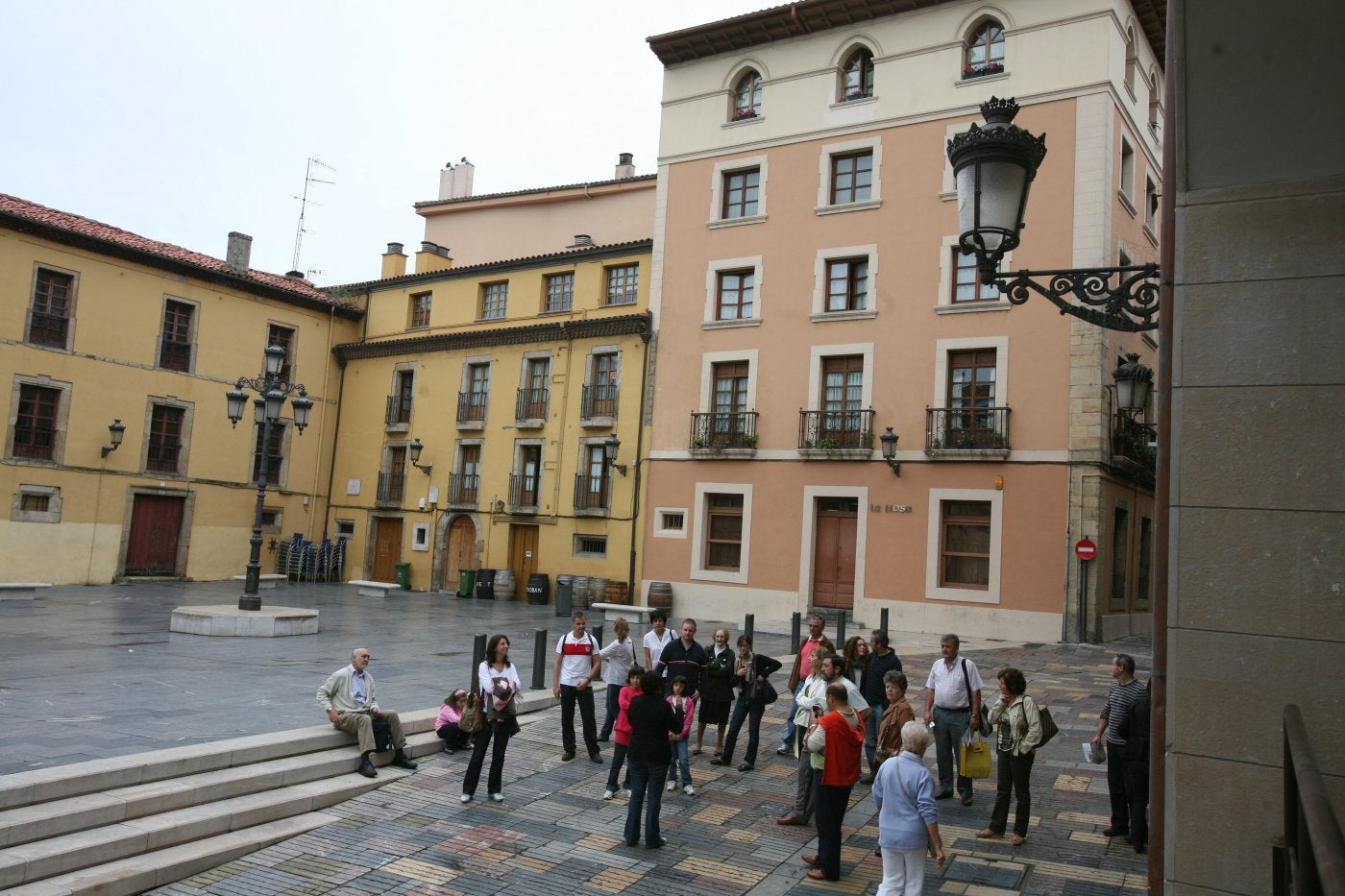 Una de las múltiples visitas guiadas que son ya muy habituales en el casco histórico de Avilés en cualquier época del año.