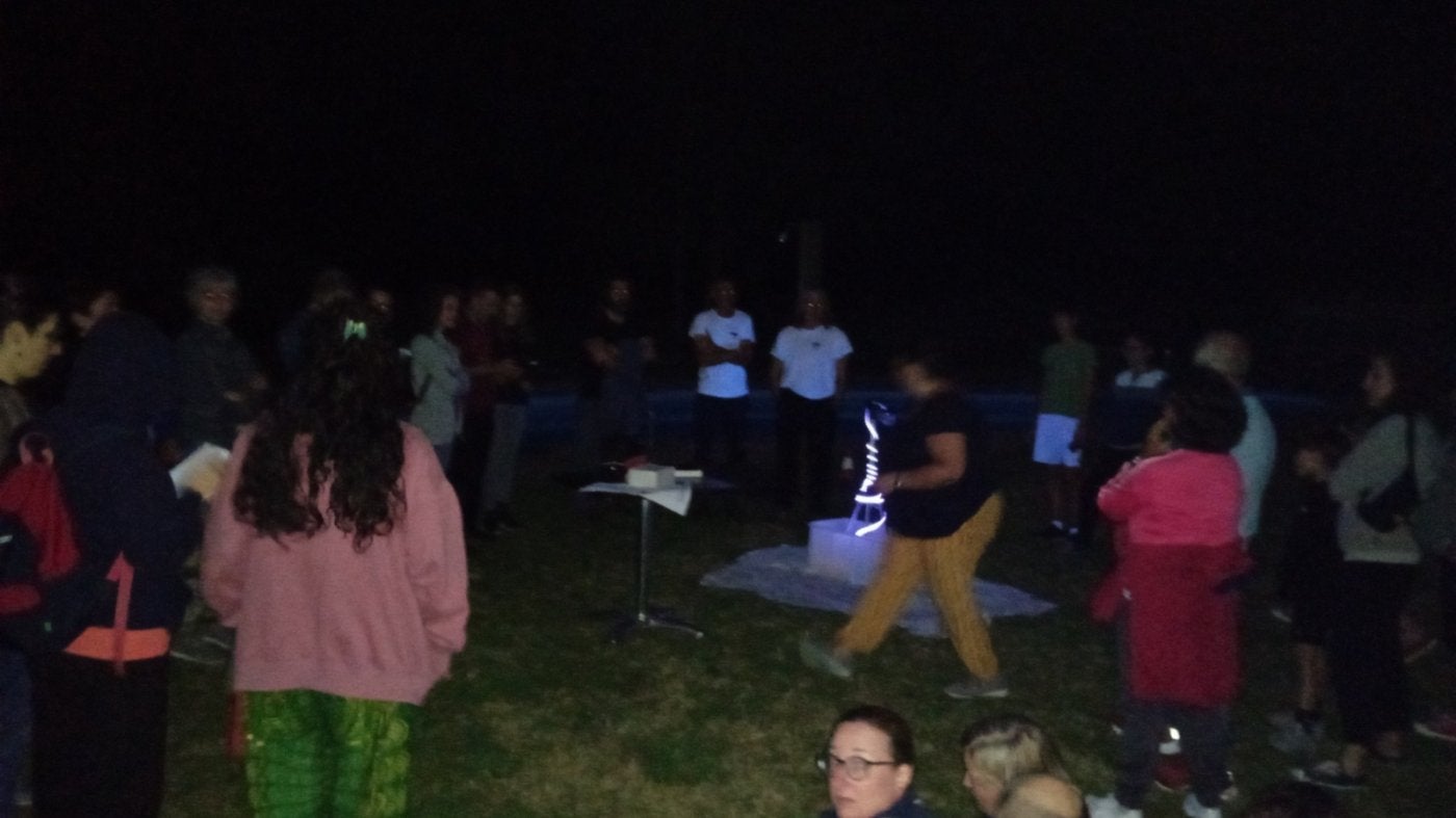 La actividad de Mavea en la noche del viernes en Illas.