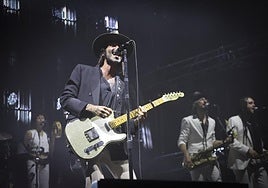 Leiva, al arranque del concierto en Gijón.