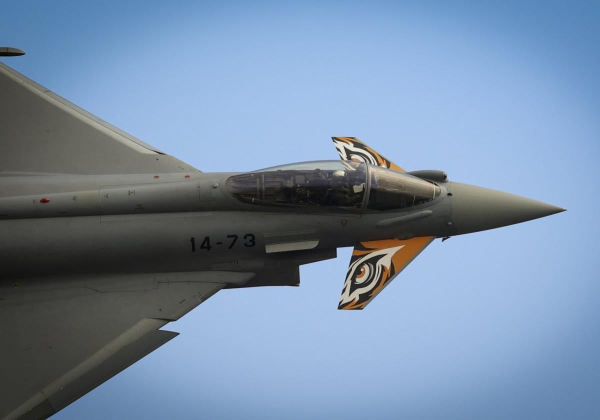 El C16 Eurofighter Typhoon, ayer, sobrevolando la bahía de San Lorenzo durante la segunda sesión de entrenamientos.