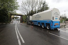 Un camión de Glass entra en las instalaciones de La Maruca.