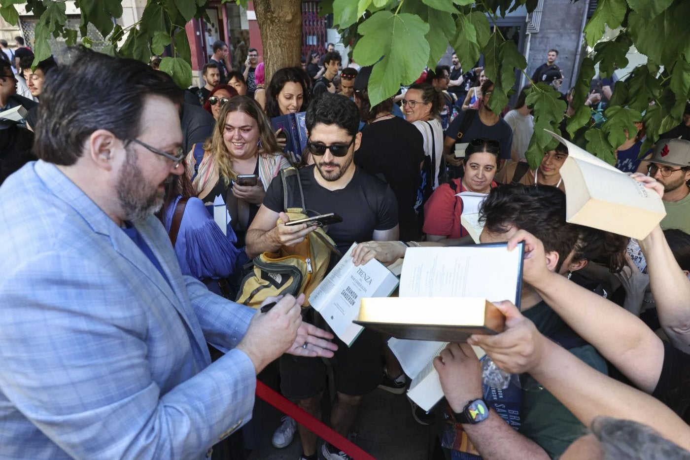 Brandon Sanderson 'alucinó' una vez más en Avilés con miles de jóvenes interesados por su obra.