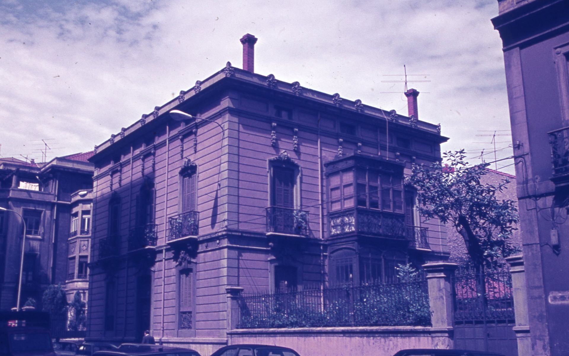 Palacete en la esquina de Dindurra con Cabrales. 1970