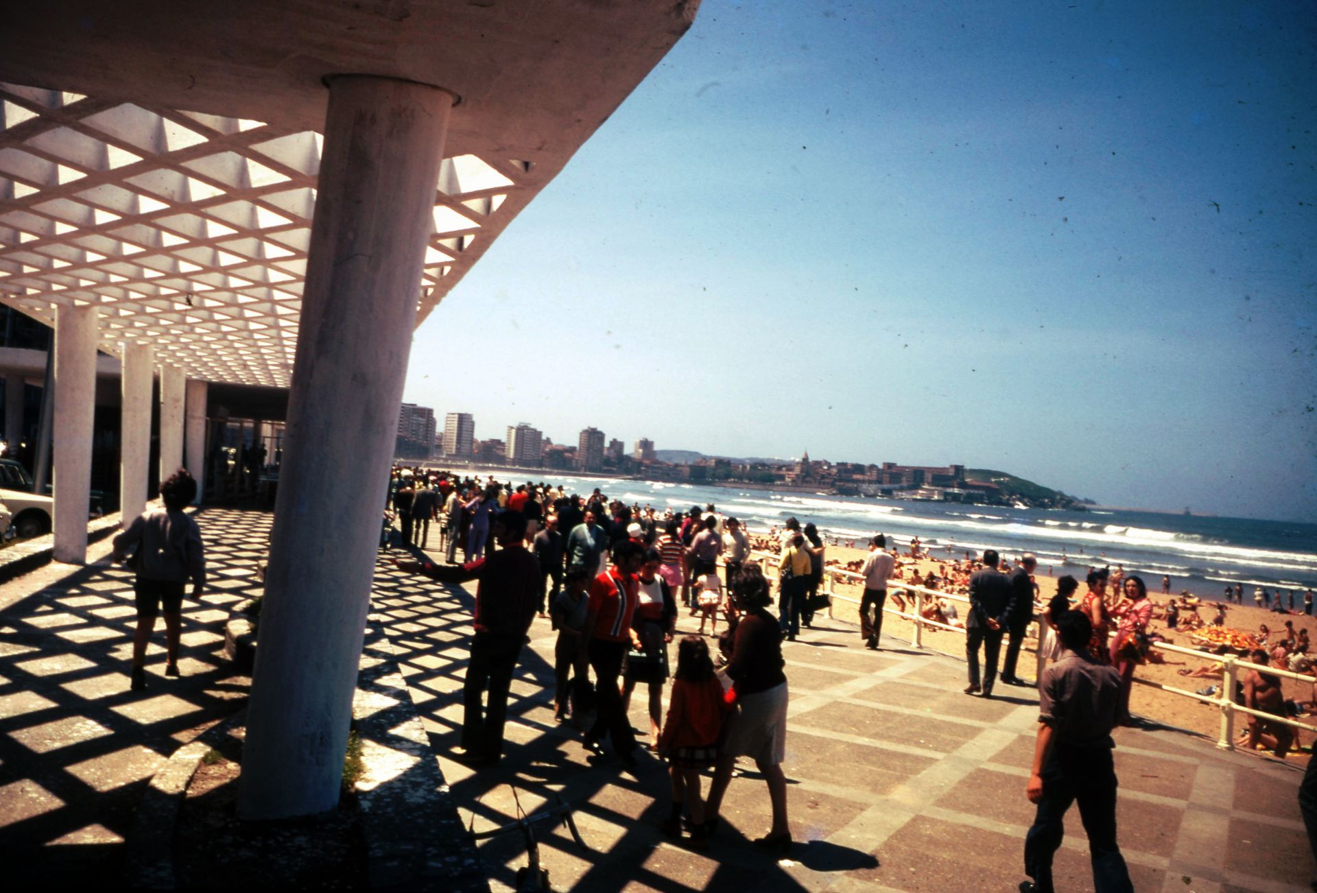 Pérgolas y playa de San Lorenzo. 1978