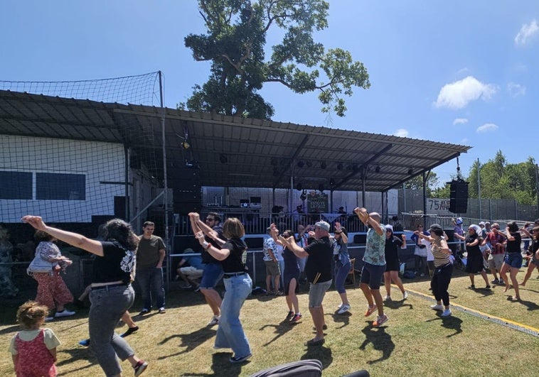 En el campo de la Cruz de Ceares los gijoneses disfrutaron de una jornada llena de bailes y música.
