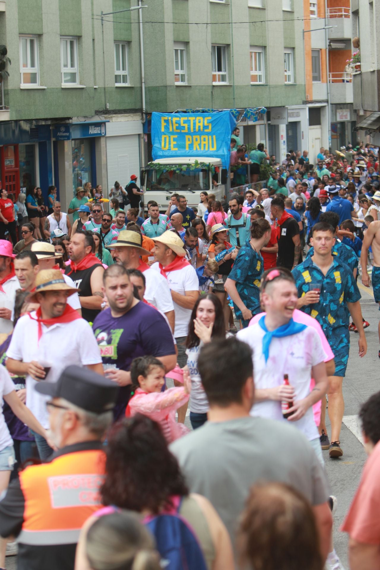 Gran mojadura en una multitudinaria folixa en Grado