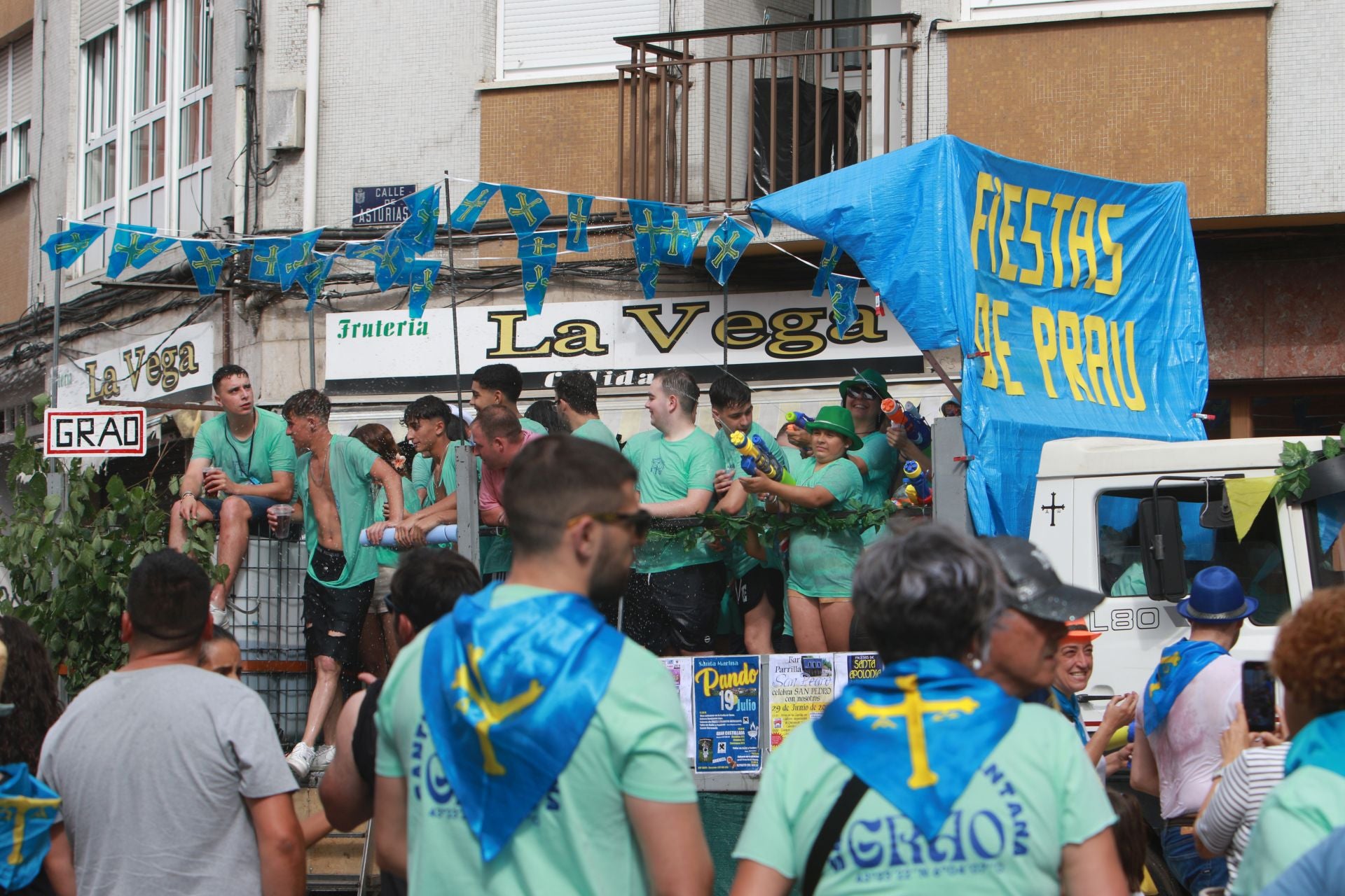 Gran mojadura en una multitudinaria folixa en Grado