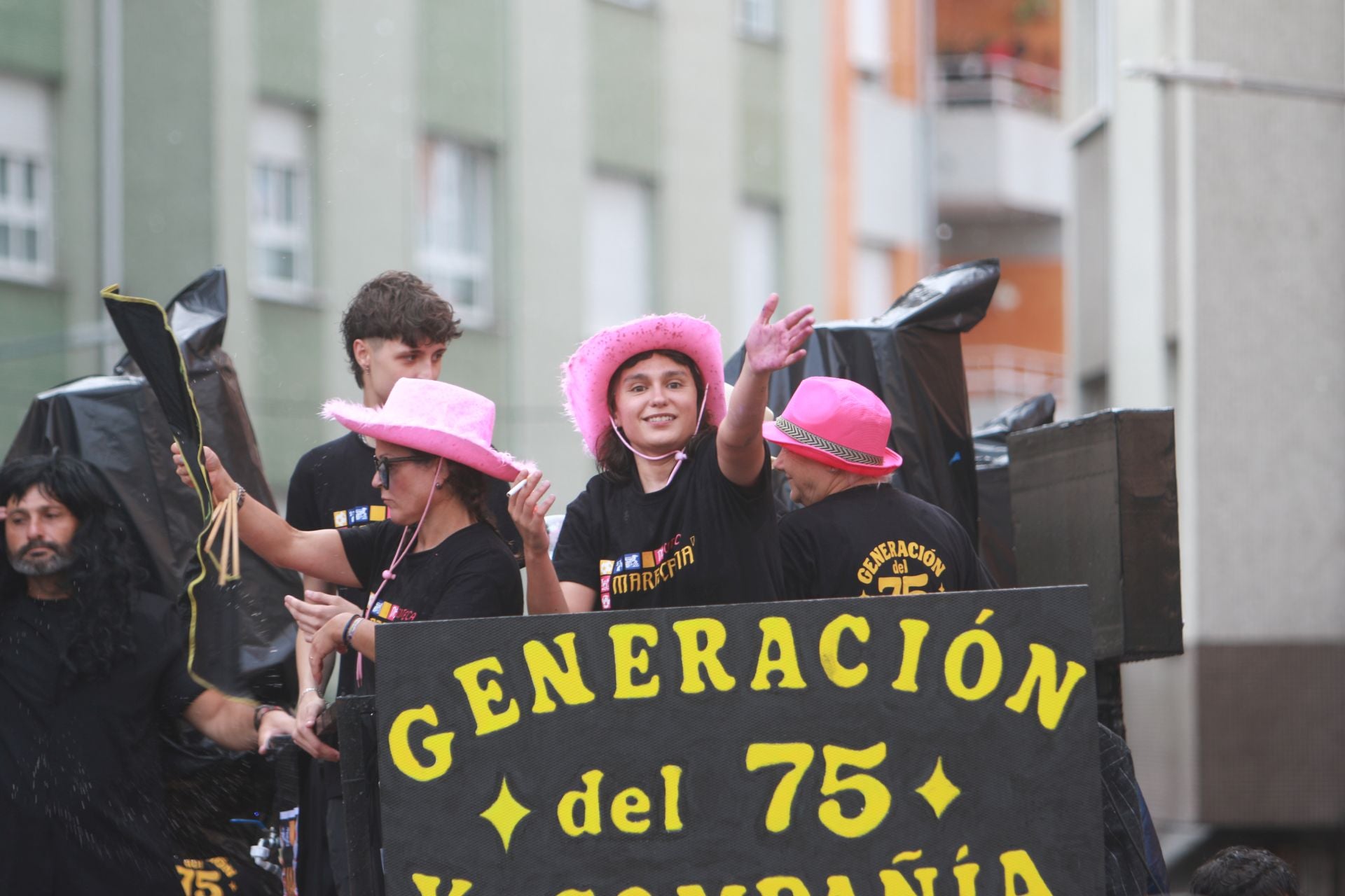 Gran mojadura en una multitudinaria folixa en Grado