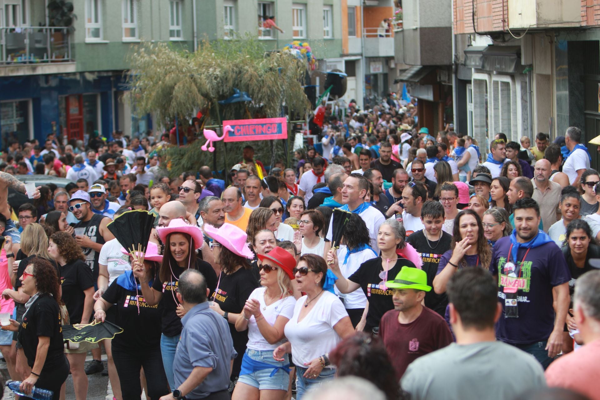 Gran mojadura en una multitudinaria folixa en Grado