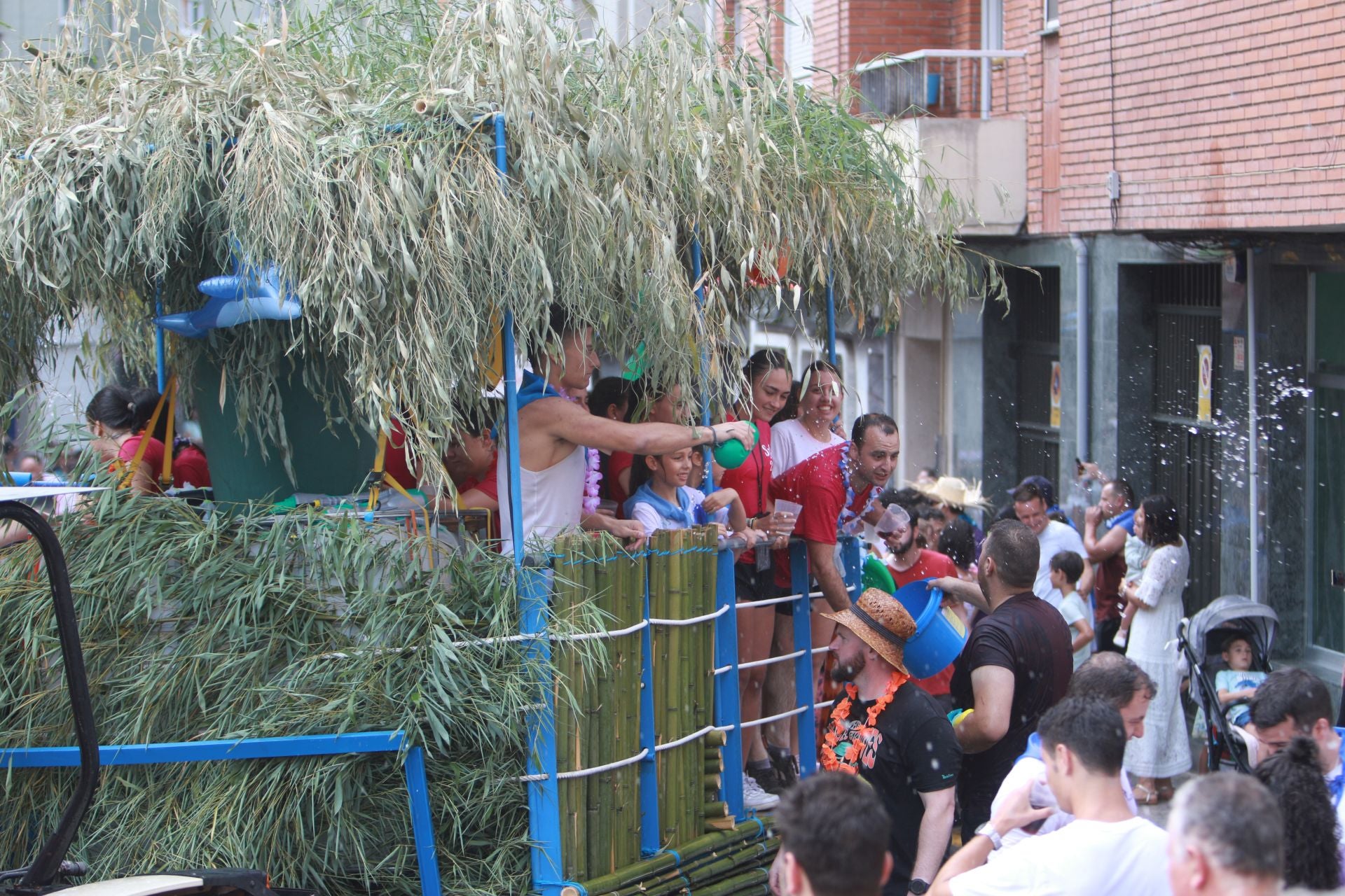 Gran mojadura en una multitudinaria folixa en Grado