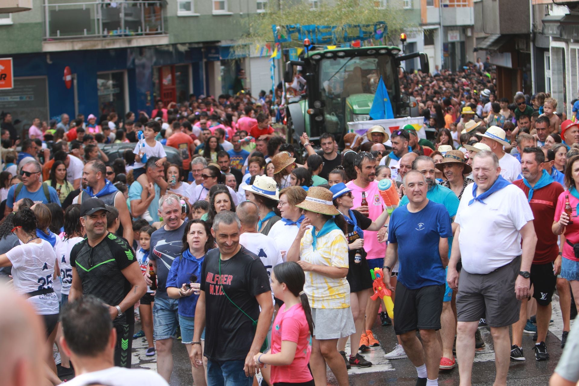 Gran mojadura en una multitudinaria folixa en Grado