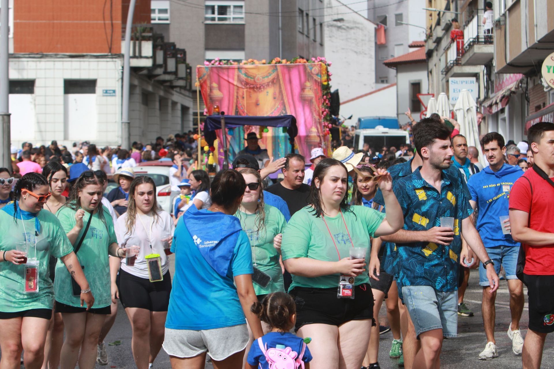 Gran mojadura en una multitudinaria folixa en Grado