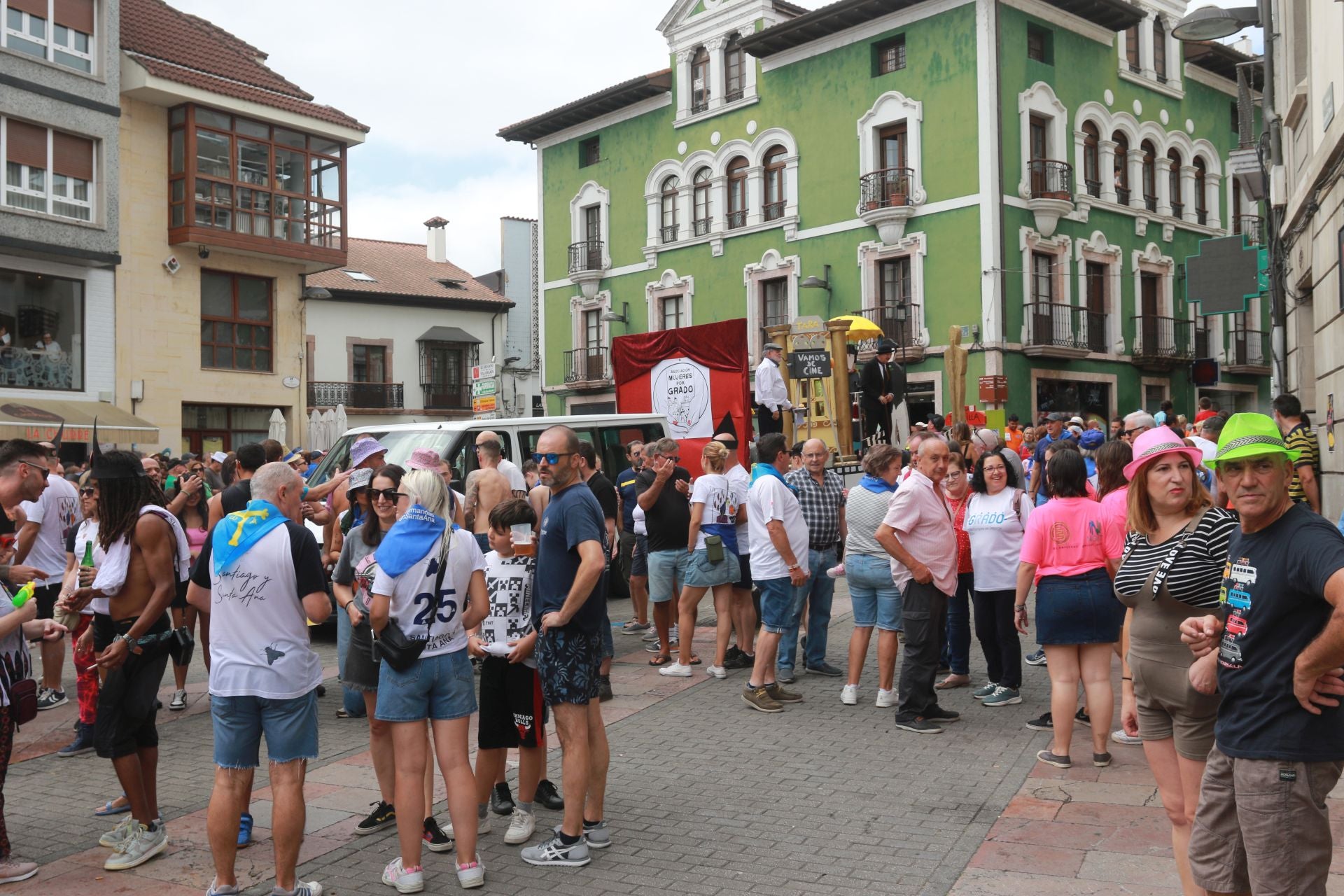 Gran mojadura en una multitudinaria folixa en Grado