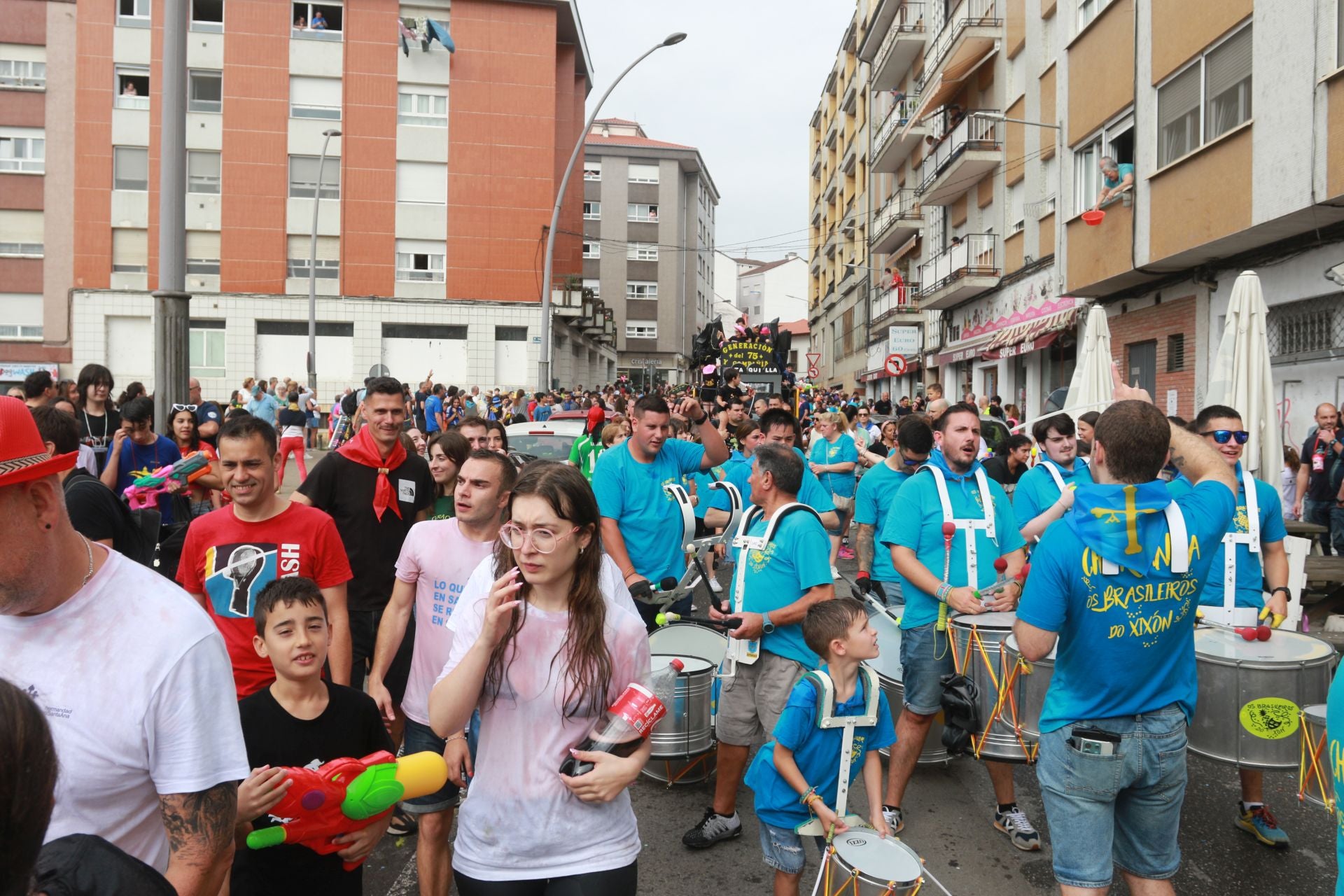 Gran mojadura en una multitudinaria folixa en Grado