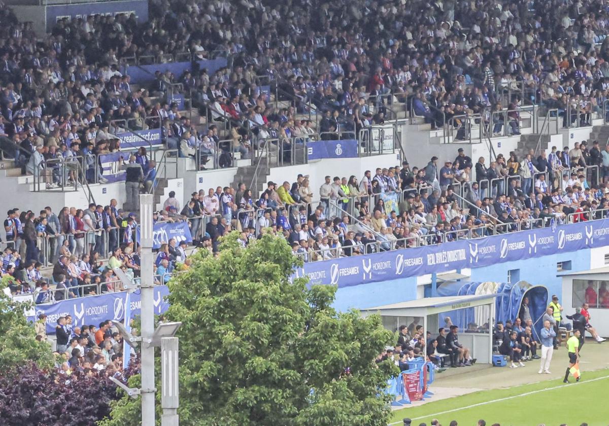 Vista exterior del Suárez Puerta repleto en la final del 'play off' de ascenso a Primera RFEF frente al Rayo Majadahonda.