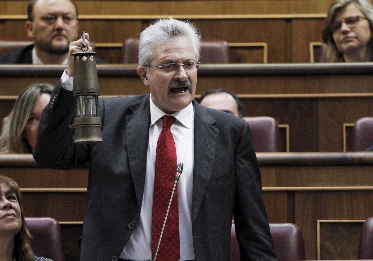 Trevín mostrando una lámpara minera en 2012 «para que ilumine» al ministro José Manuel Soria, en pleno conflicto minero.