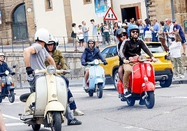 Los participantes en la scooter cruzada salen de la plaza del Marqués.
