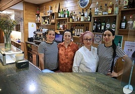 María del Carmen y Rosa junto a Kaliamne ySachy en el barde Raíces.