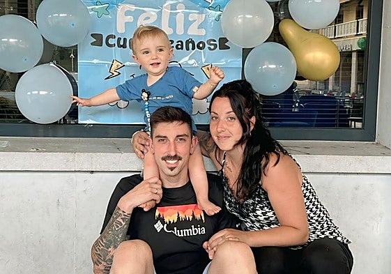 El pequeño Saúl en su cumpleaños junto a sus padres.