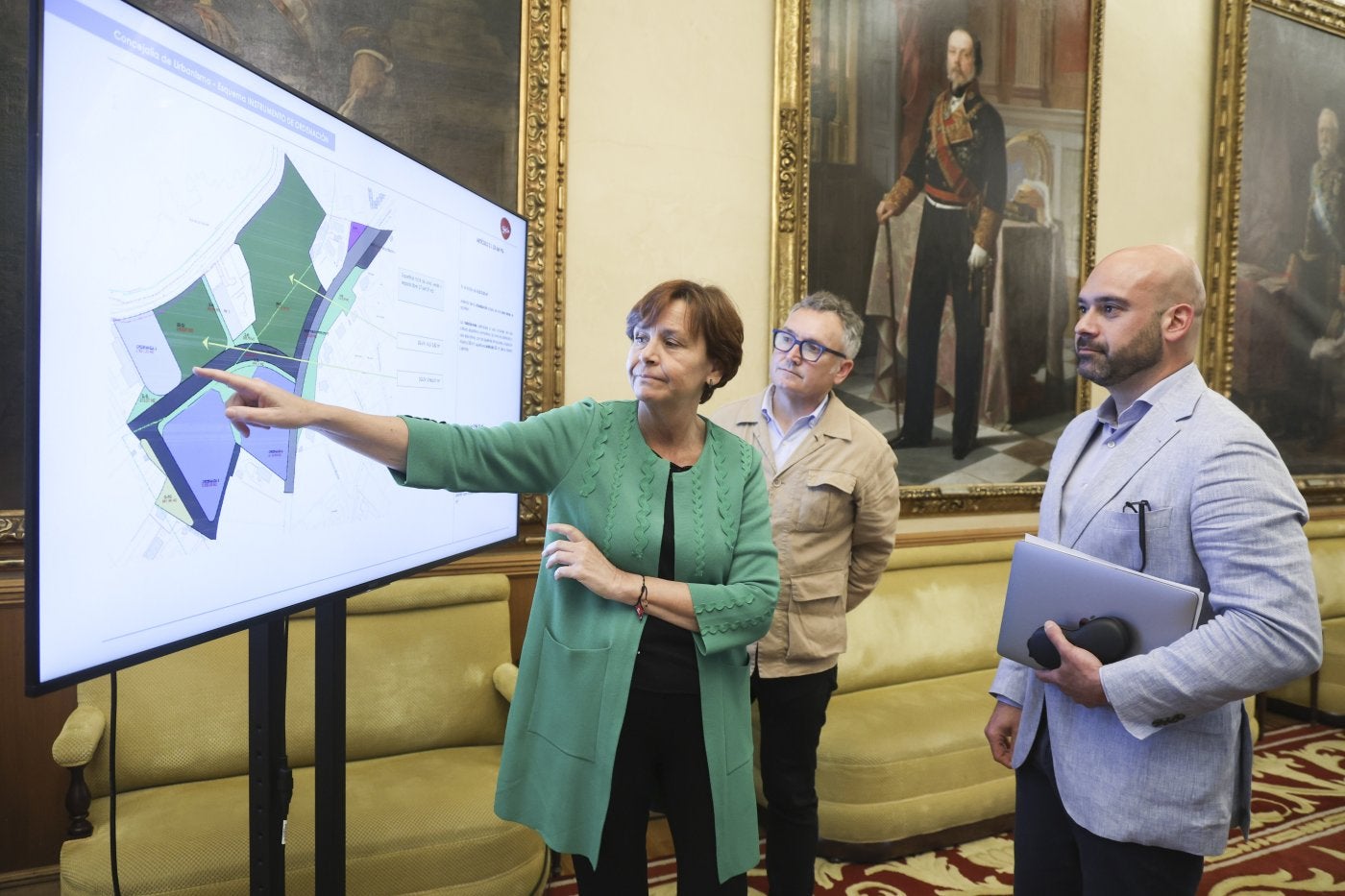 Moriyón, Villoria y Martínez Salvador durante la presentación del proyecto para la playa verde.
