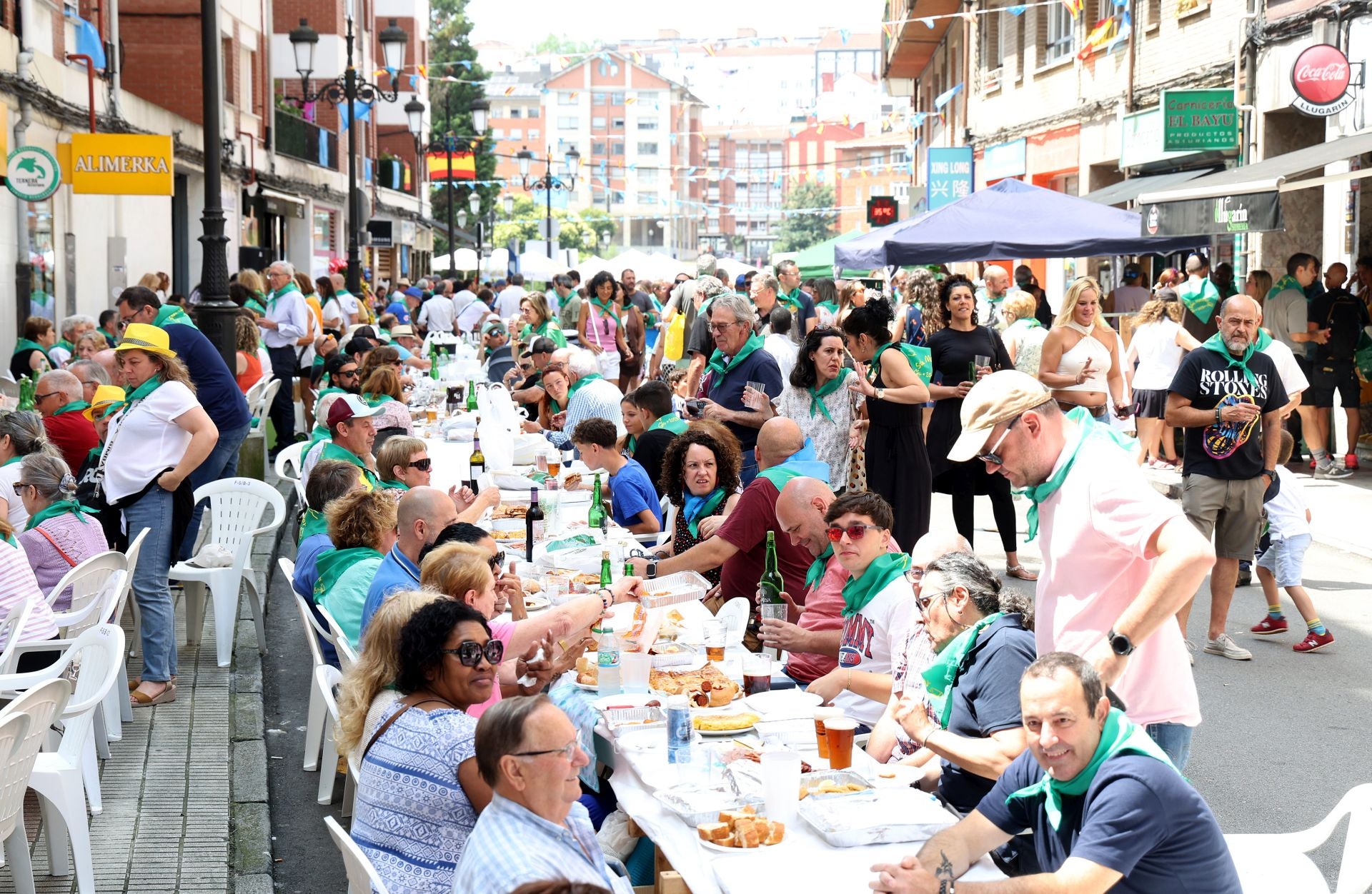 Multitudinaria comida en la calle de San Melchor en Oviedo