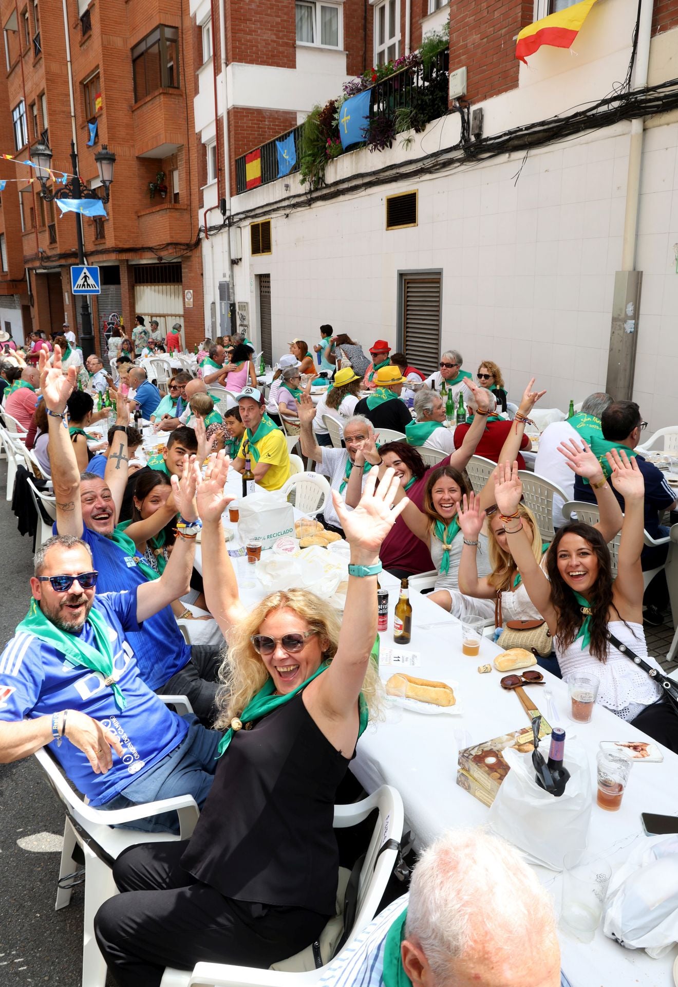 Multitudinaria comida en la calle de San Melchor en Oviedo