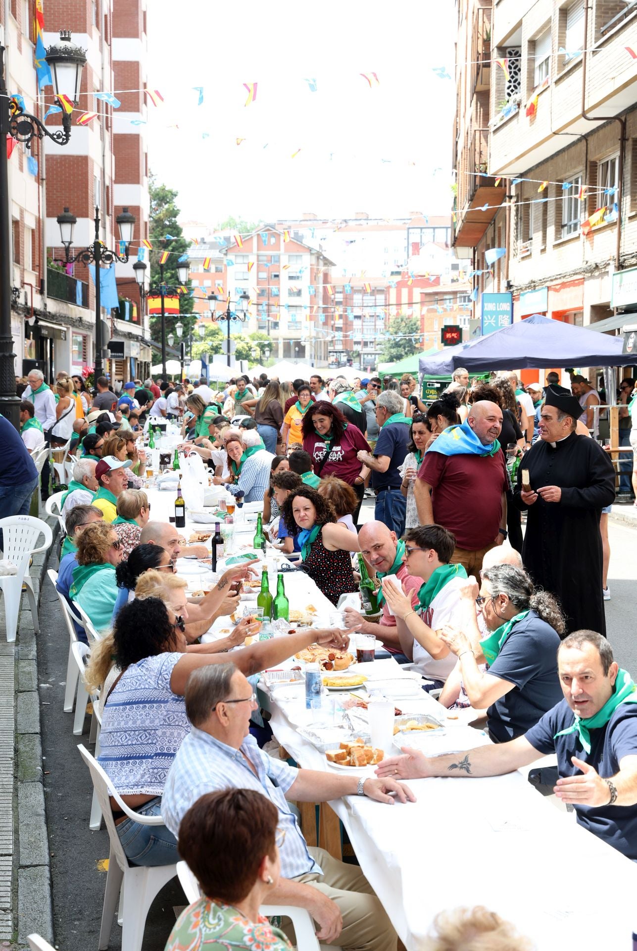 Multitudinaria comida en la calle de San Melchor en Oviedo