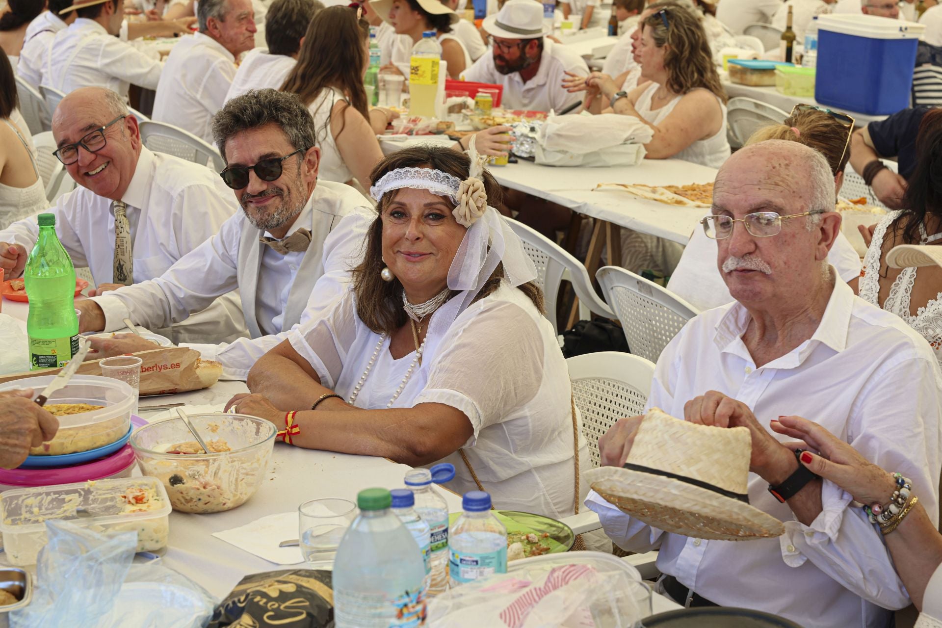 Trasona se tiñe de blanco: las fotos de la comida de indianos