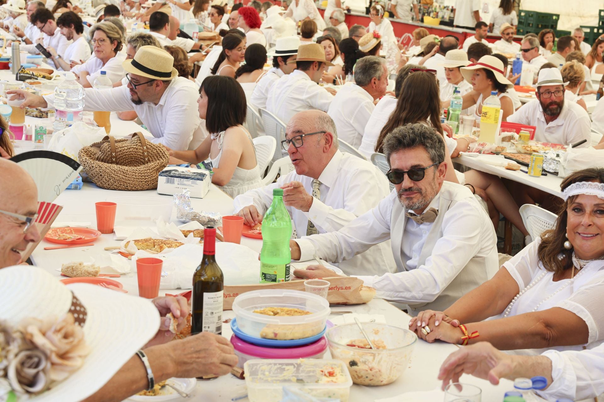 Trasona se tiñe de blanco: las fotos de la comida de indianos