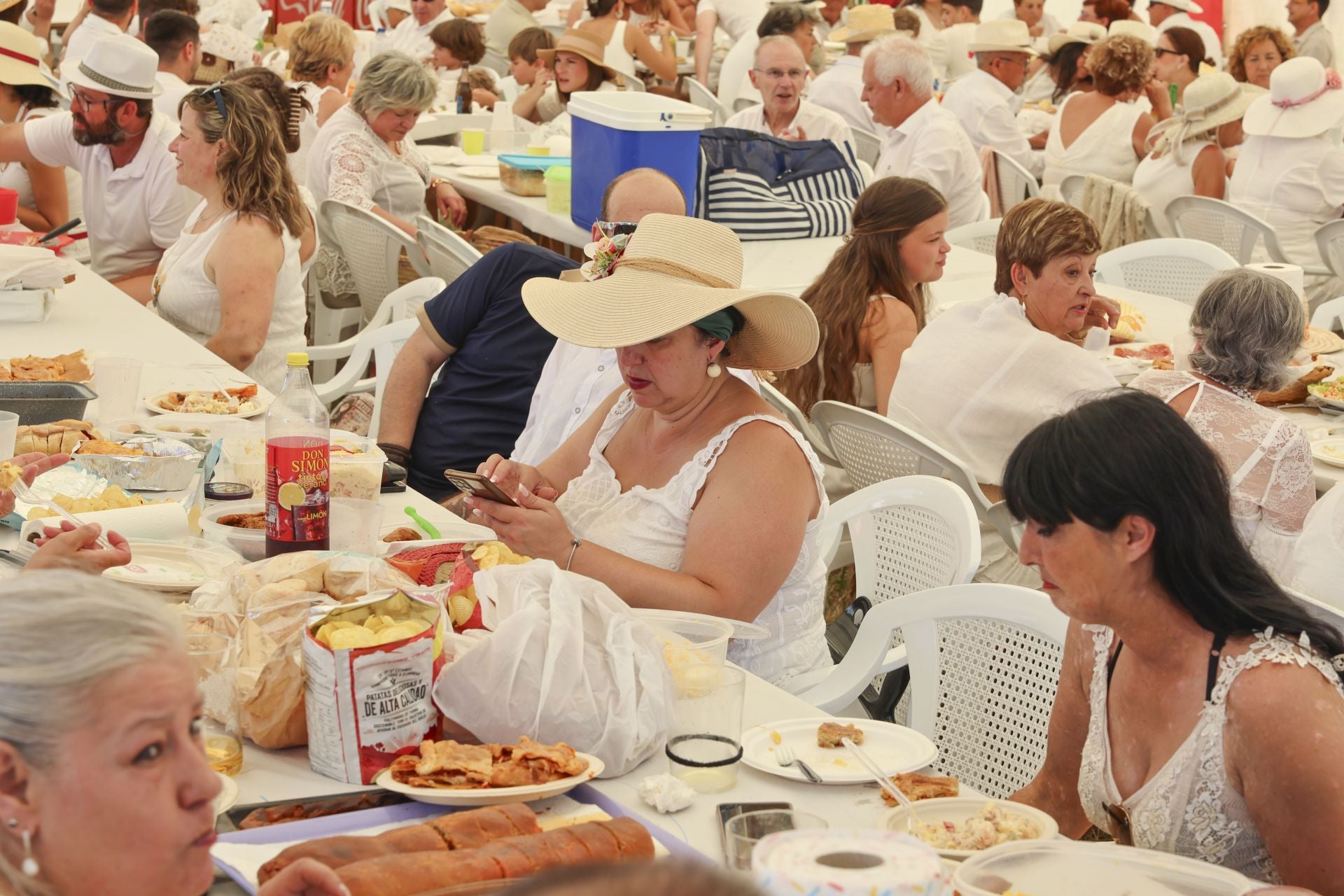 Trasona se tiñe de blanco: las fotos de la comida de indianos