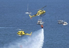 Dos de los tres helicópteros de Bomberos de Asturias que participaron en el certamen, durante la exhibición.