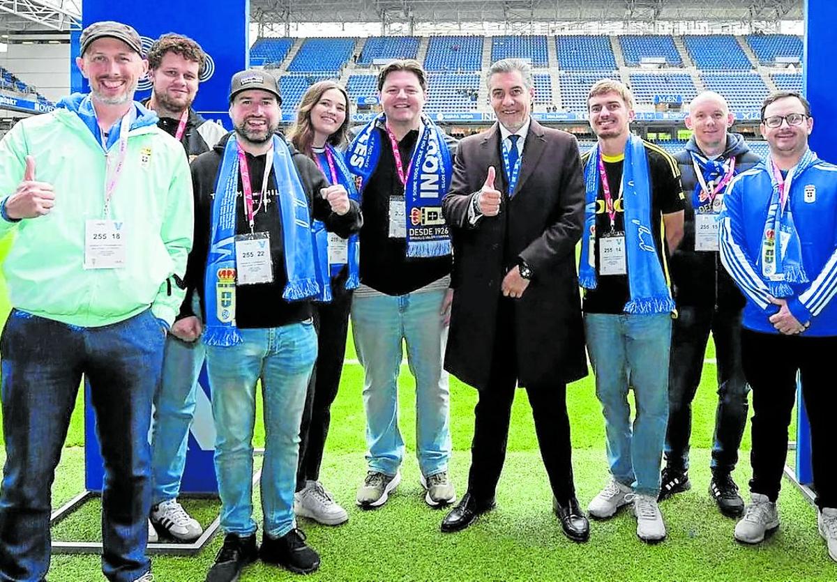 Martín Peláez posa con los accionistas extranjeros que acudieron al último 'Supporter's Weekend'.