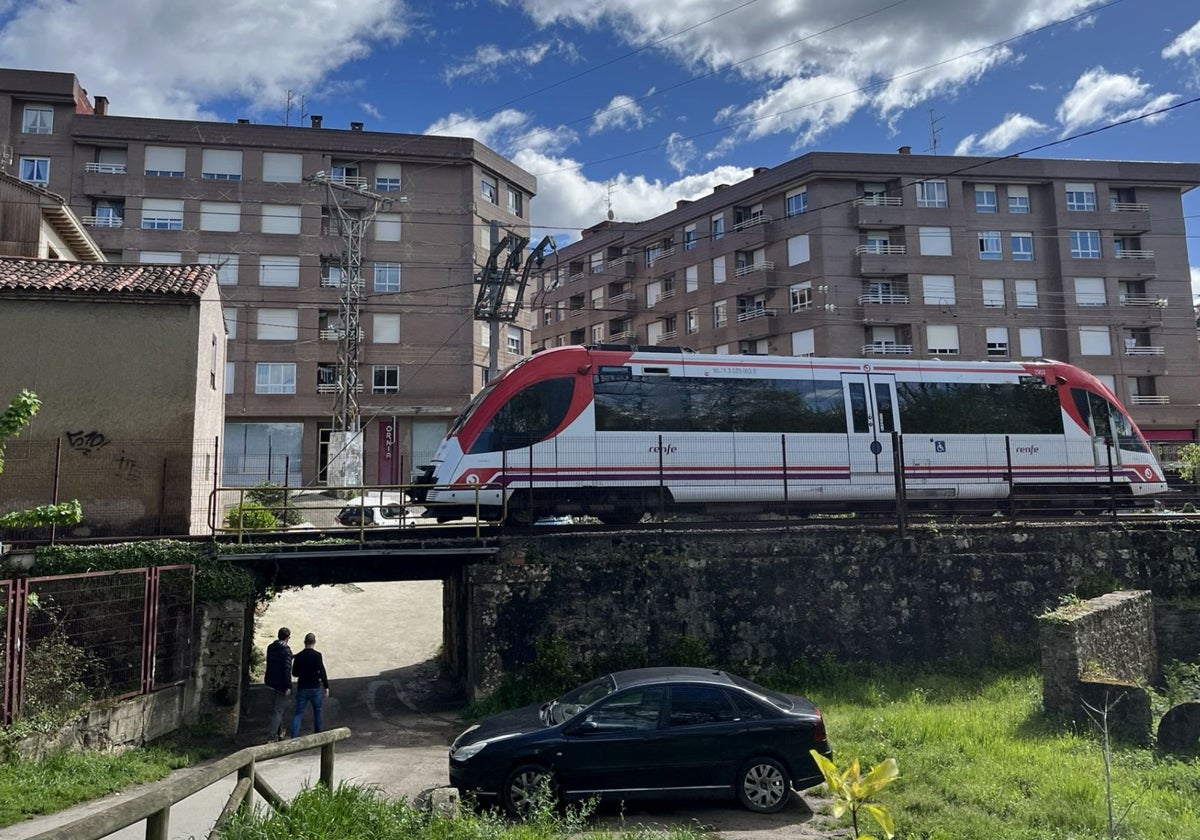 Un tren a la altura de la estación de Pola de Siero.
