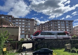 Un tren a la altura de la estación de Pola de Siero.