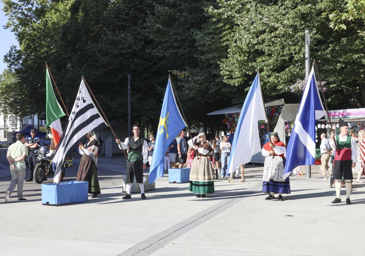 Las banderas de Irlanda, Bretaña, Asturias, Galicia y Escocia, en el final del Intercéltico.