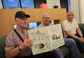 Santiago García 'Titi', Víctor Martínez 'Viti' e Iván Menéndez 'El Chule' muestran el libro sobre el barrio de La Campona (años 50-70).