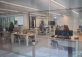 Imagen de las nuevas dependencias de la Policía Local a través de una mampara de cristal.