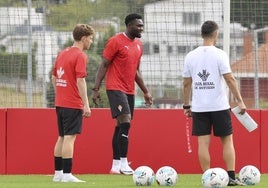 Álex Oyón y Yann Kembo, ayer, en Mareo.
