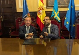 Pablo Junceda y David Álvarez en la firma del convenio.