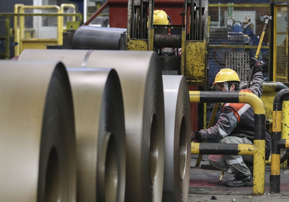 Un trabajador de Arcelor, en las instalaciones de la planta de Avilés.