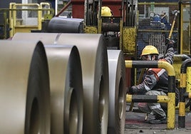 Un trabajador de Arcelor, en las instalaciones de la planta de Avilés.