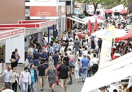 Público en la Feria Internacional de Muestras de Asturias.