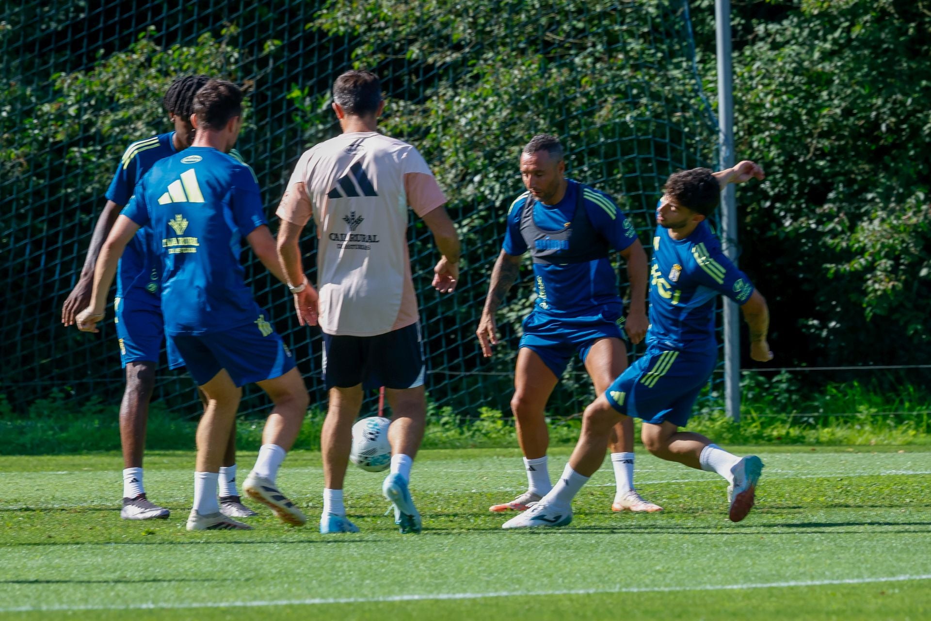 El Real Oviedo vuelve al trabajo en una semana con tres partidos