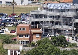 Chalé que será demolido tras el desahucio de su ocupante, anexo a la promoción de viviendas que prevé ocupar su suelo.