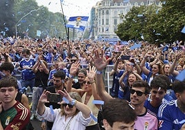 t Locura. La calle de Uría, abarrotada en la celebración del ascenso azul.