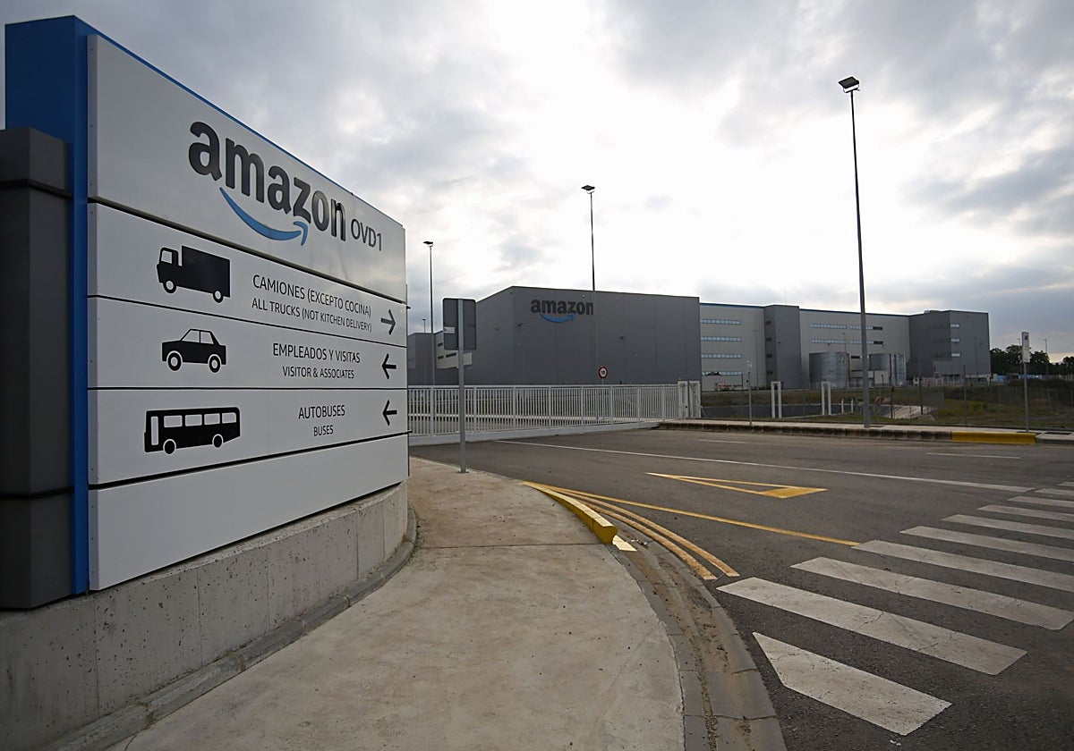 Uno de los accesos al súper centro logístico de Amazon, en Siero.