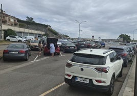 Coches estacionados en la avenida del Gayo