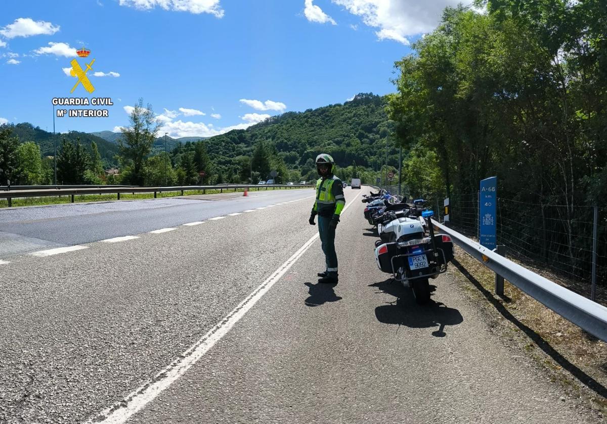 Localizan al conductor de un camión que se fugó tras chocar contra un coche en la A-66